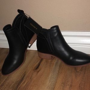 Women’s Black short booties